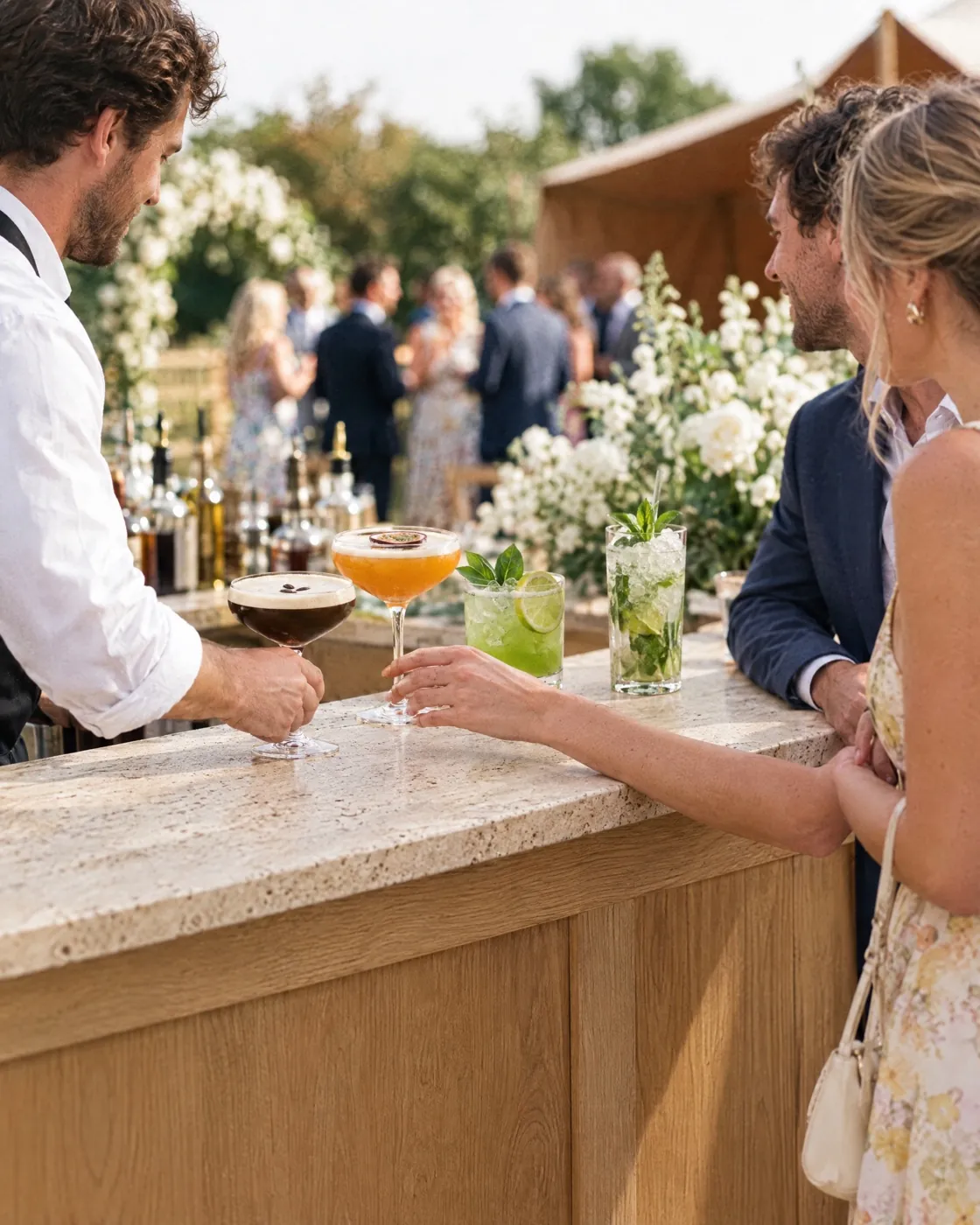Un barman sert un Espresso Martini au bar, à côté d'un Pornstar Martini, d'un Basil Smash et d'un Mojito